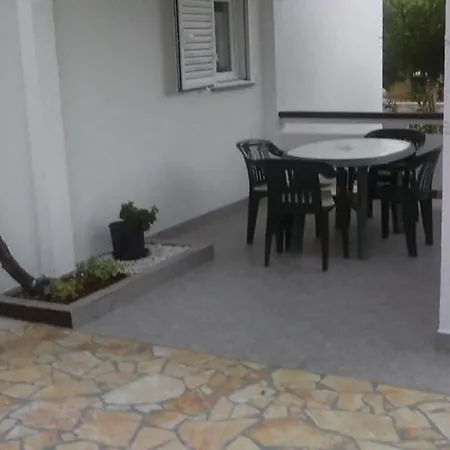 Charming Dokoza - Two Bedroom In Ground Floor 비르