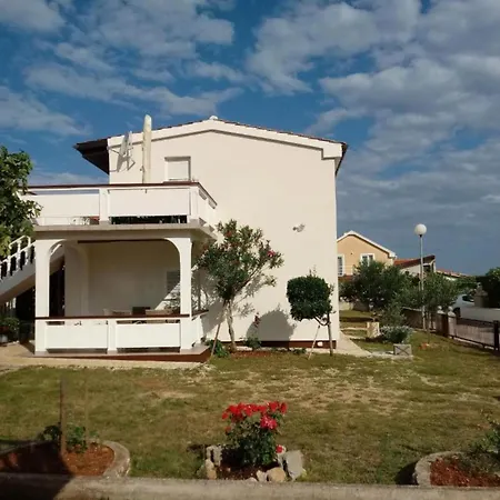 Charming Dokoza - Two Bedroom In Ground Floor * Vir