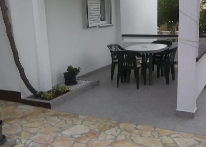 Charming Dokoza - Two Bedroom In Ground Floor Vir